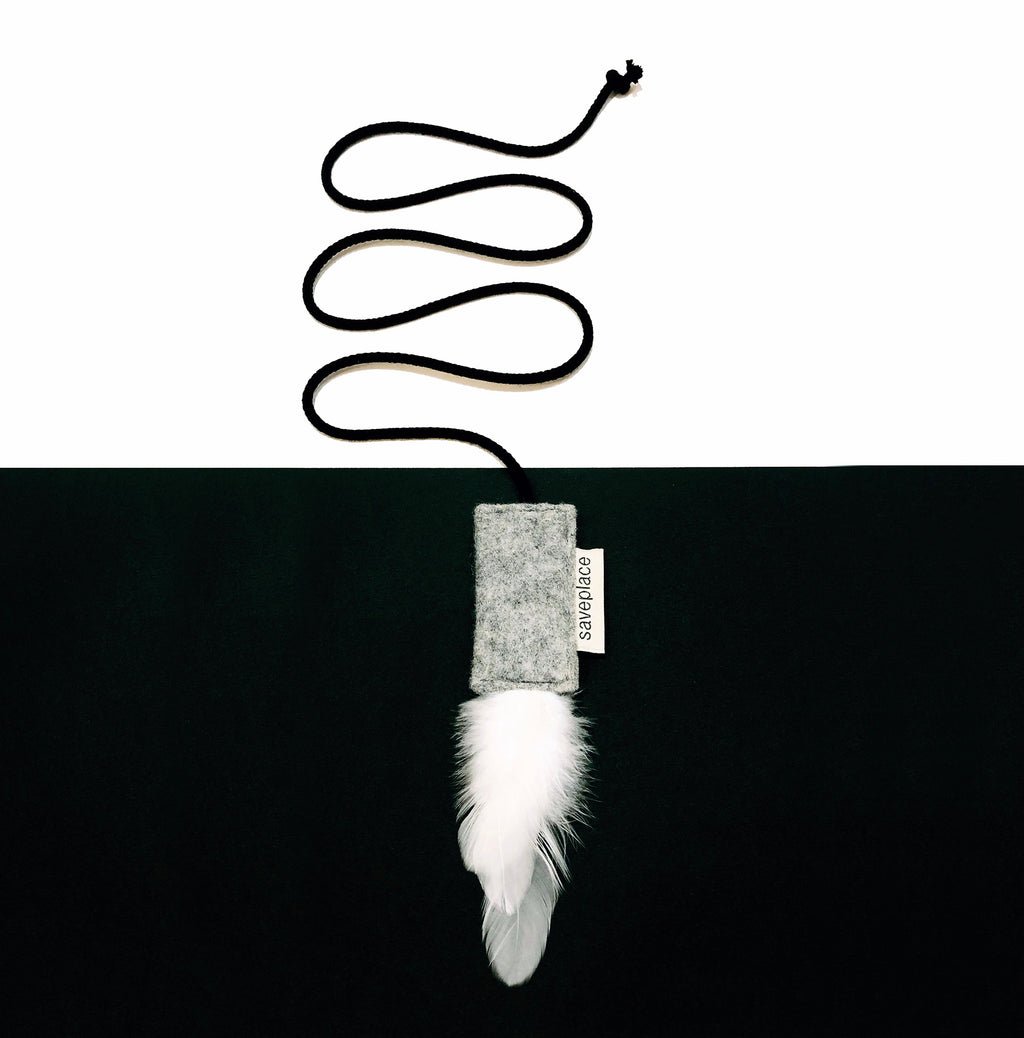 HAPPY CAT Saveplace® grey wool cat toy with feathers (many colors)